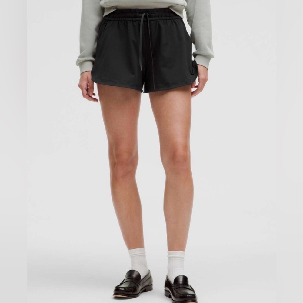 Lululemon Soft Jersey Mid-Rise Curved-Hem Short 3"
Black